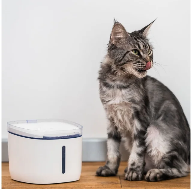 Поїлка-фонтан Petoneer Kitten/Puppy Water Dispenser FSW030-M автоматична, для собак і котів, біла, 1.9 л